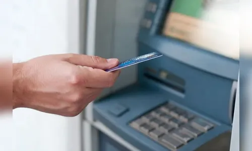 Golpista troca cartão de mulher em banco e saca R$ 3,5 mil