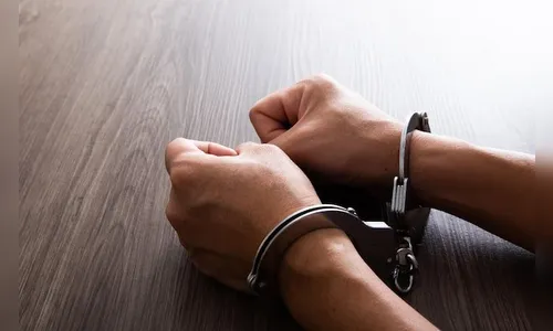 Homem é preso após ameaçar pessoas com faca e xingar PMs na região