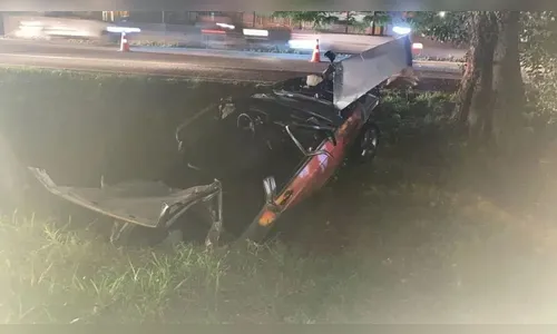 Após capotamento, motorista abandona namorada presa nas ferragens