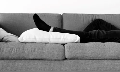 Morador de Jandaia chega em casa e encontra homem dormindo no seu sofá