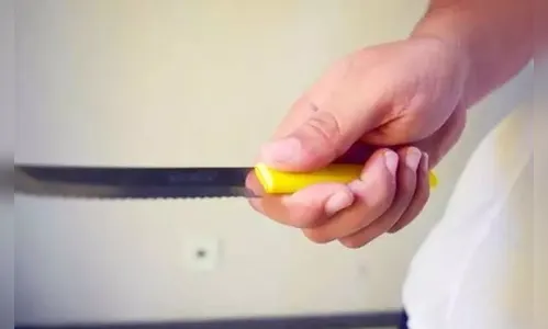 Homem ameaça esposa com faca, mas diz que estava “brincando” para a PM