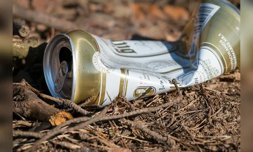 Mulher fica ferida após namorado atirar lata de cerveja contra ela