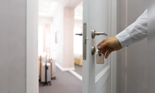 Paranaense volta de viagem e encontra homem 'morando' em sua casa