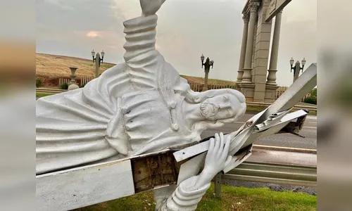 Vendaval derruba imagem de Cristo Redentor em Lunardelli (PR)