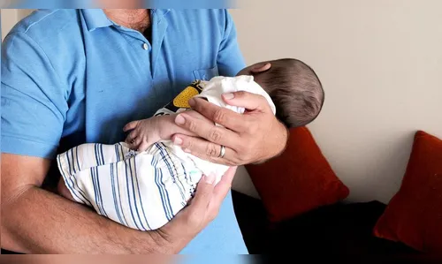 Pai com filho pequeno no colo foge de esposa com faca após discussão