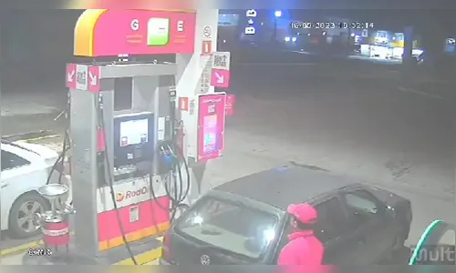 Câmera flagra motorista abastecendo carro e fugindo sem pagar; veja