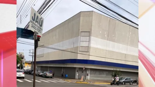 Imóvel fica na esquina da Rua Renê Camargo de Azambuja com a Avenida Curitiba