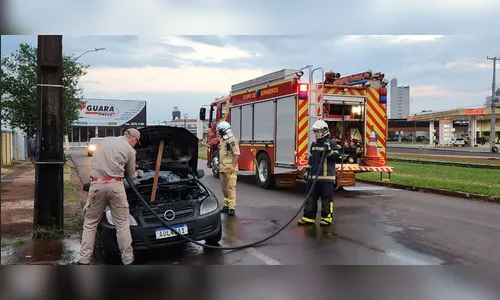 Incêndio em veículo mobiliza bombeiros em Arapongas