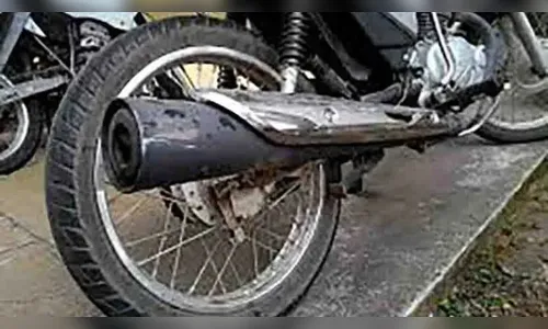 Motociclista sem noção sobe na calçada e assusta pedestres no centro