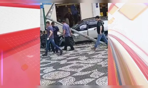 Motorista invade calçadão em Curitiba e atropela quatro pedestres