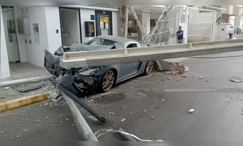 Porsche de R$ 1 milhão fica destruído ao atingir poste; motorista foge