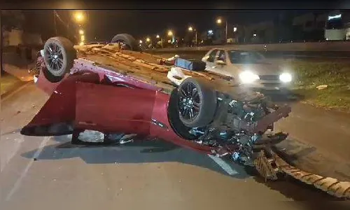 Carro de luxo capota e fica destruído em acidente na PR-445