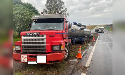 Carreta com piche sai da pista após acidente em Apucarana; veja