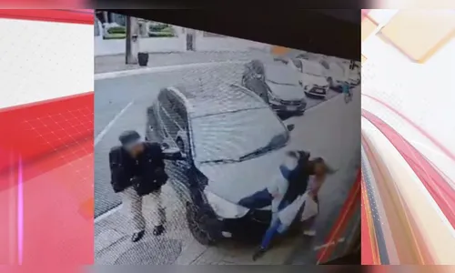 Mulher com bebê no colo é prensada em parede por carro no PR; vídeo