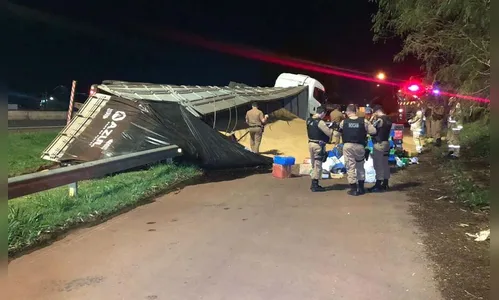 Carreta carregada com drogas tomba na BR-467, no Paraná