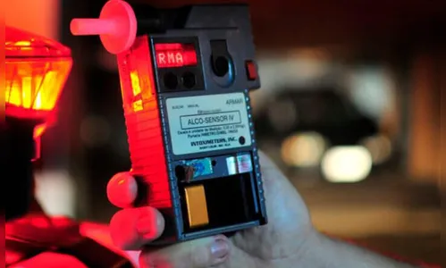 Motorista bate contra carro estacionado e acaba preso por embriaguez