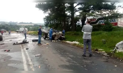 Colisão entre caminhonete e carreta deixa três mortos na PR-441