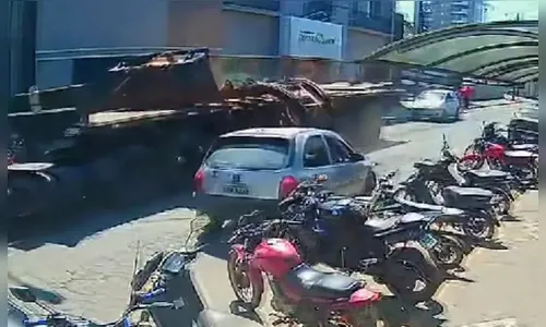 Imagens impressionantes mostram máquina caindo em cima de carro no PR