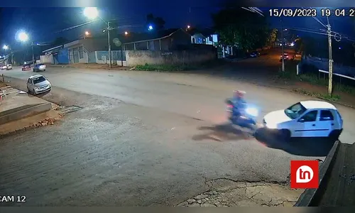 Câmera flagra colisão entre carro e moto no centro de Faxinal; assista