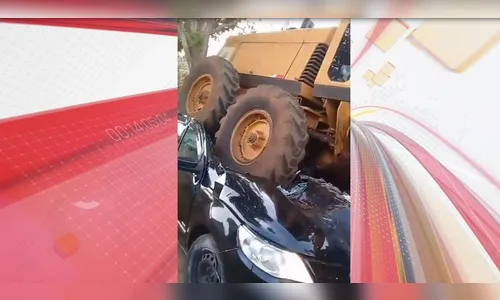 Vídeo mostra como ficou carro amassado por motoniveladora no PR; veja