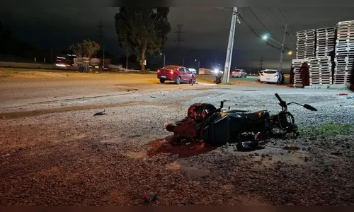 Motociclista atinge veículo e 'voa' por quase 40 metros; caso é grave