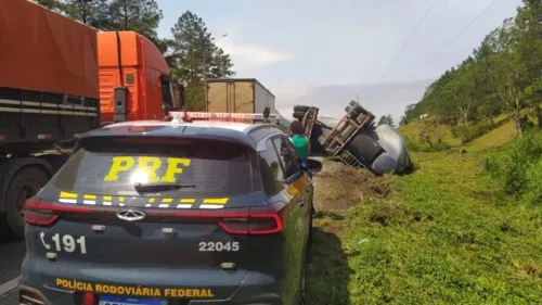 O caminhão estava com uma carga de cimento e o condutor ficou ferido.