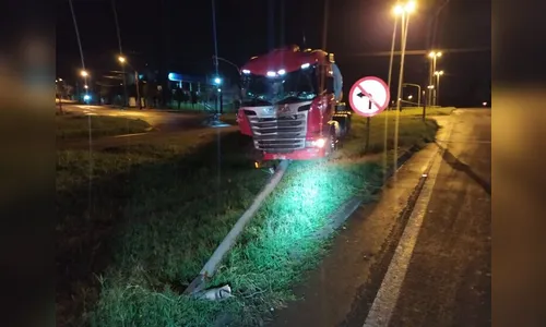 Passageiros de ônibus saem ilesos após acidente com carreta na BR-369