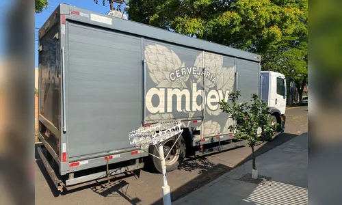 Motociclista bate contra caminhão de cerveja no Jardim das Flores