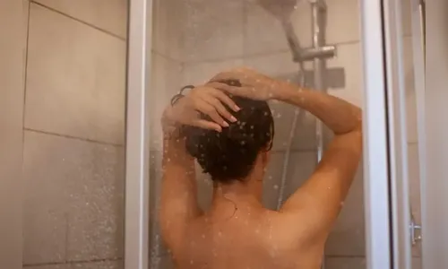 Mulher chega em casa e encontra “invasora” tomando banho no Paraná