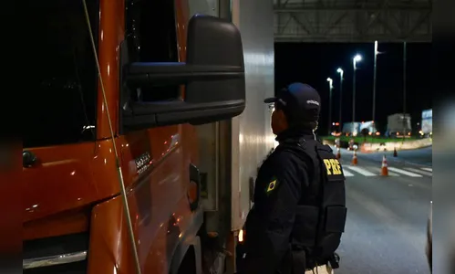 Adolescentes tentam roubar caminhoneiros e são apreendidos pela PRF