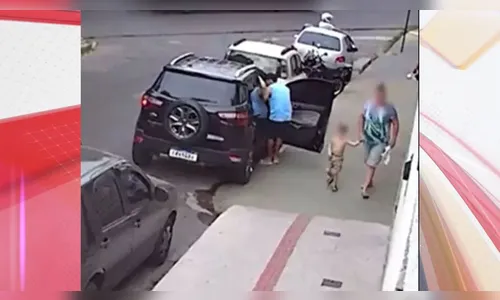 Criança de 2 anos é atingida por bala perdida enquanto ia à padaria