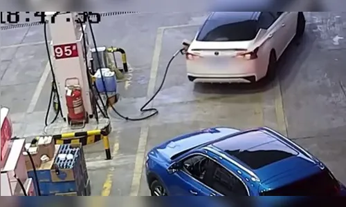 Motorista desatento causa explosão ao sair de posto de combustíveis