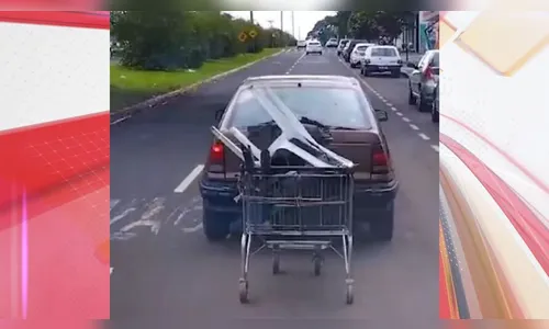 Carrinho de mercado 'pega carona' em veículo no noroeste do PR; veja