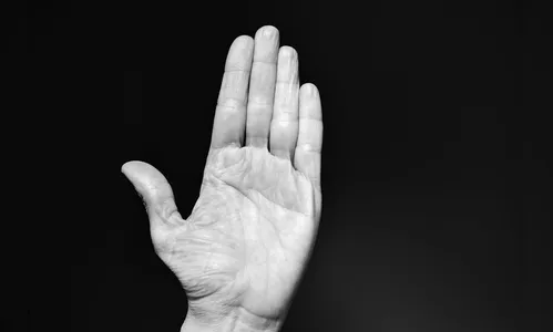 Alunos dão tapa em professora motivados por 'desafio' de rede social