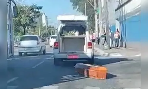 Caixão com corpo cai no meio da rua e vídeo repercute: 'Falta de zelo'