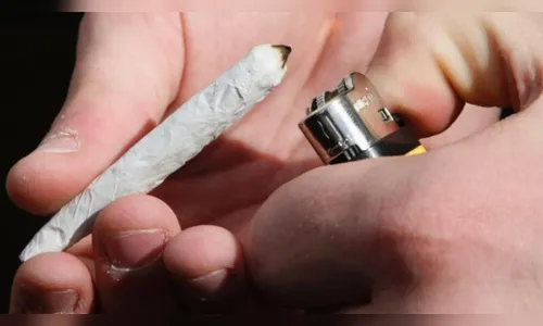 De folga, policial militar flagra e apreende menor fumando maconha