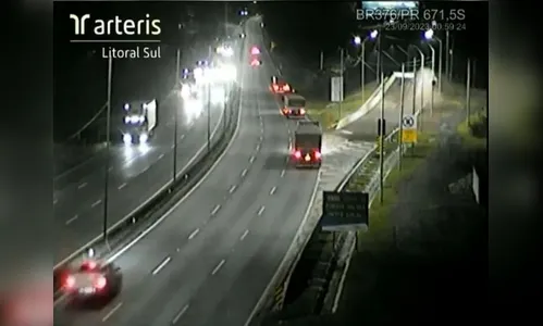 Caminhão com 12 toneladas de carga usa área de escape e evita acidente