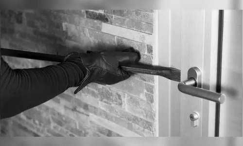 Criminoso invade loja do centro e faz 'limpa' no estabelecimento