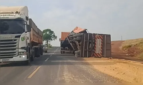Carreta com carga de milho tomba e interdita a PR-082 na região