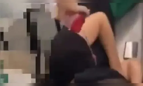 Professora molha aluno que dormia durante aula e vídeo viraliza; veja