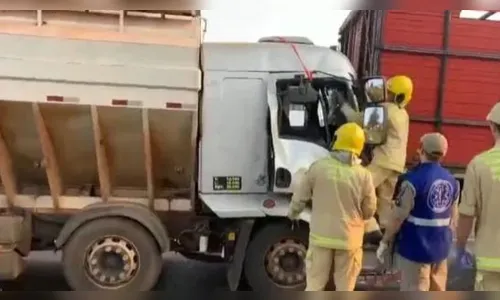 Motorista fica encarcerado após colisão entre caminhões e van