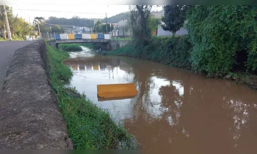 Homem briga com a companheira e joga móveis no rio em cidade do PR