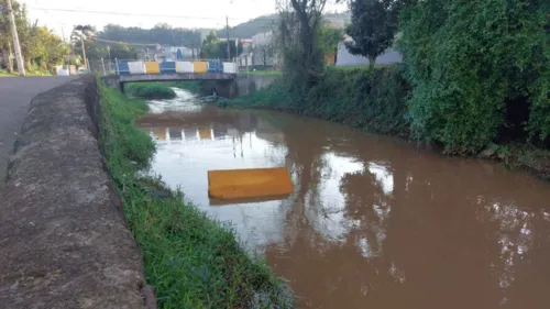 Os móveis da casa foram jogados dentro do Rio Lonqueador