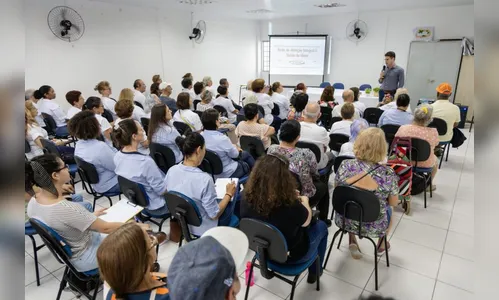 Palestra sobre qualidade de vida reúne idosos em Apucarana