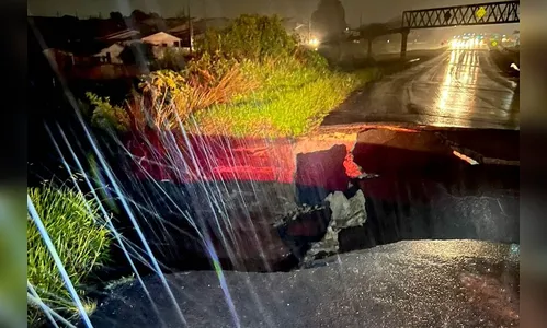 Asfalto de rodovia no Paraná cede e trecho é bloqueado