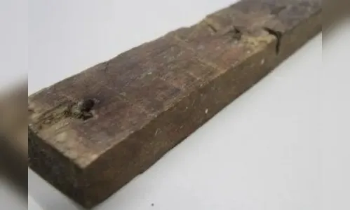 Mulher fica ferida ao ser agredida com pedaço de madeira pelo pai