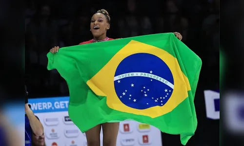 Rebeca Andrade é bicampeã mundial do salto em cima de Simone Biles