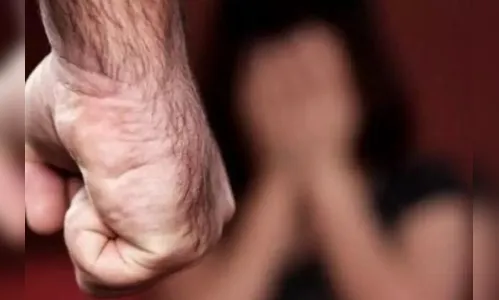 Após discussão por ciúme, mulher é segurada e agredida na própria casa