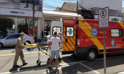 Mulher é atropelada ao atravessar a rua no centro de Apucarana