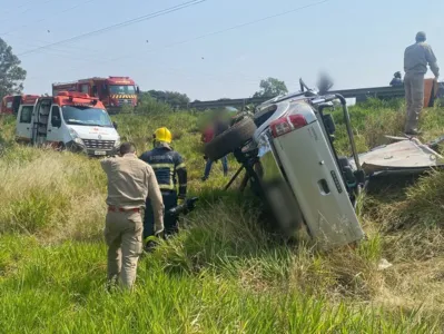 Socorristas foram acionados e retiraram o homem que estava preso no carro